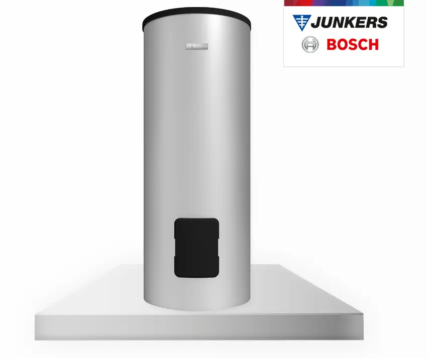 Weißer, zylindrischer Warmwasserspeicher auf einer flachen Basis mit einer schwarzen Klappe. Das Produkt ist von der Marke Bosch.